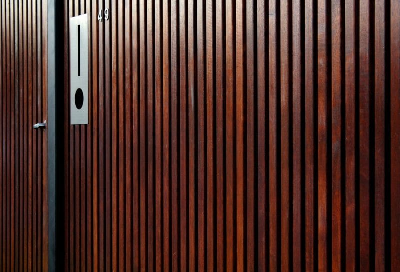 Metaalconstructies houten poort